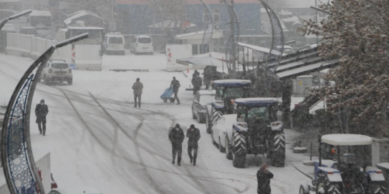 Malazgirt’te Baharın İlk Gününde Lapa Lapa Kar Yağışı