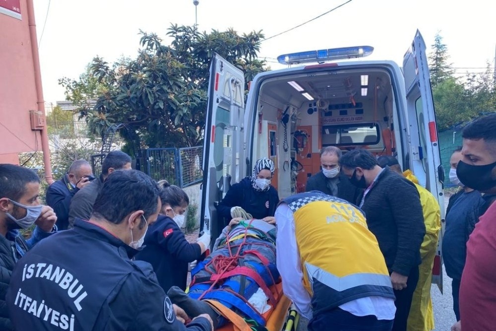 Apartmanının çatısında çalışma yapan vatandaş, ayağının kaymasıyla aşağıdaki garajın çatısına düştü