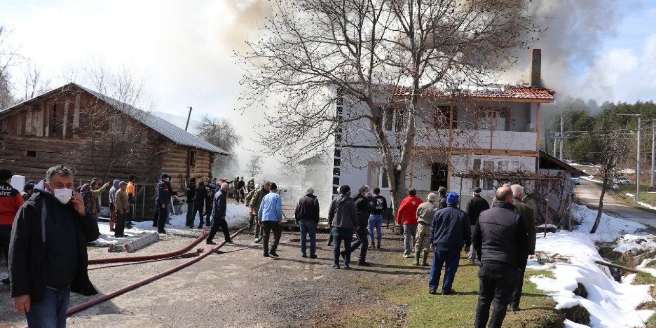 Yanan Evden Eşyalarını Kurtarmak İçin Çırpındılar