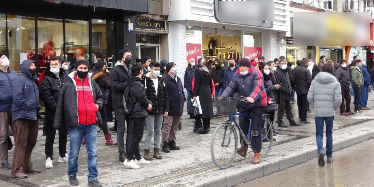 Evi Yanan Yaşlı Kadın Göz Yaşlarına Boğuldu, Yangın Meraklı Vatandaşlara Covid-19’u Unutturdu