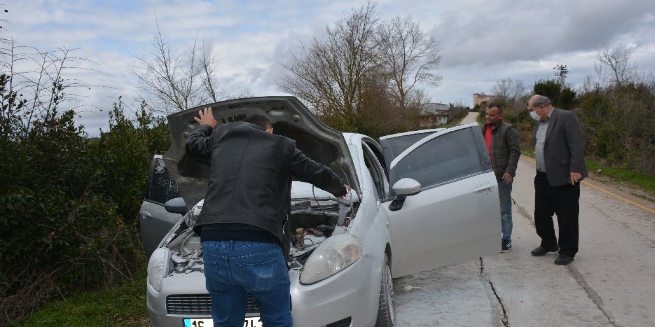 Otomobil Alev Aldı, Sürücü Yanmaktan Son Anda Kurtuldu