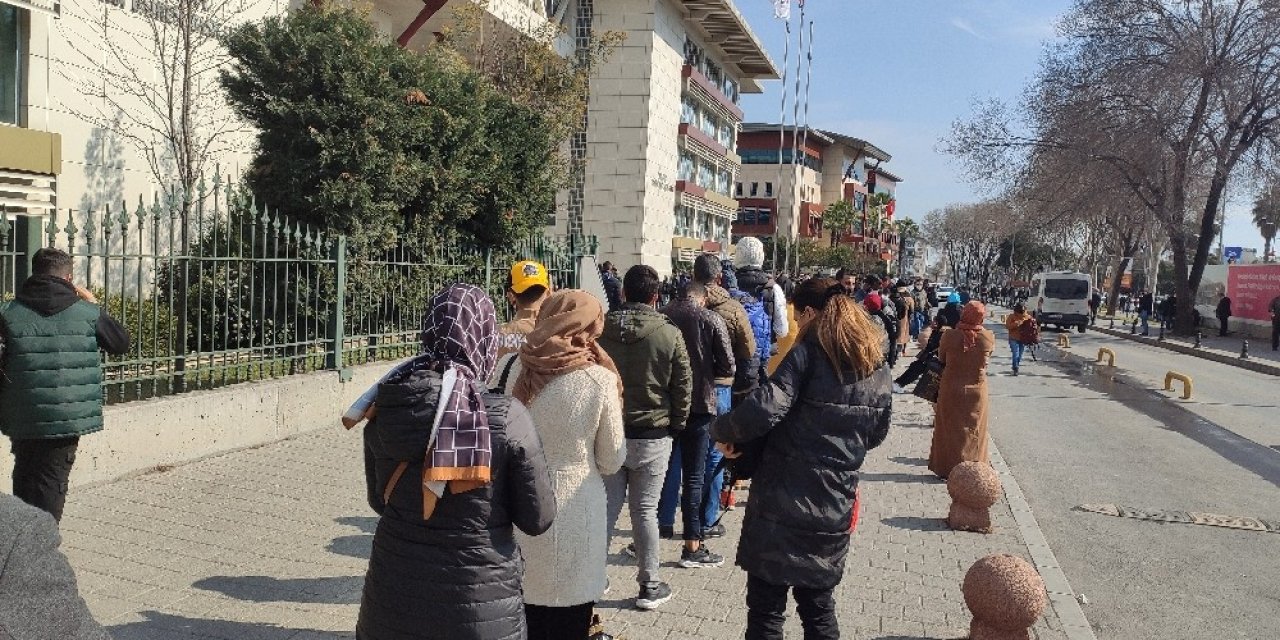İ̇stanbul’da Vergi Dairesi Önünde Uzun Kuyruklar