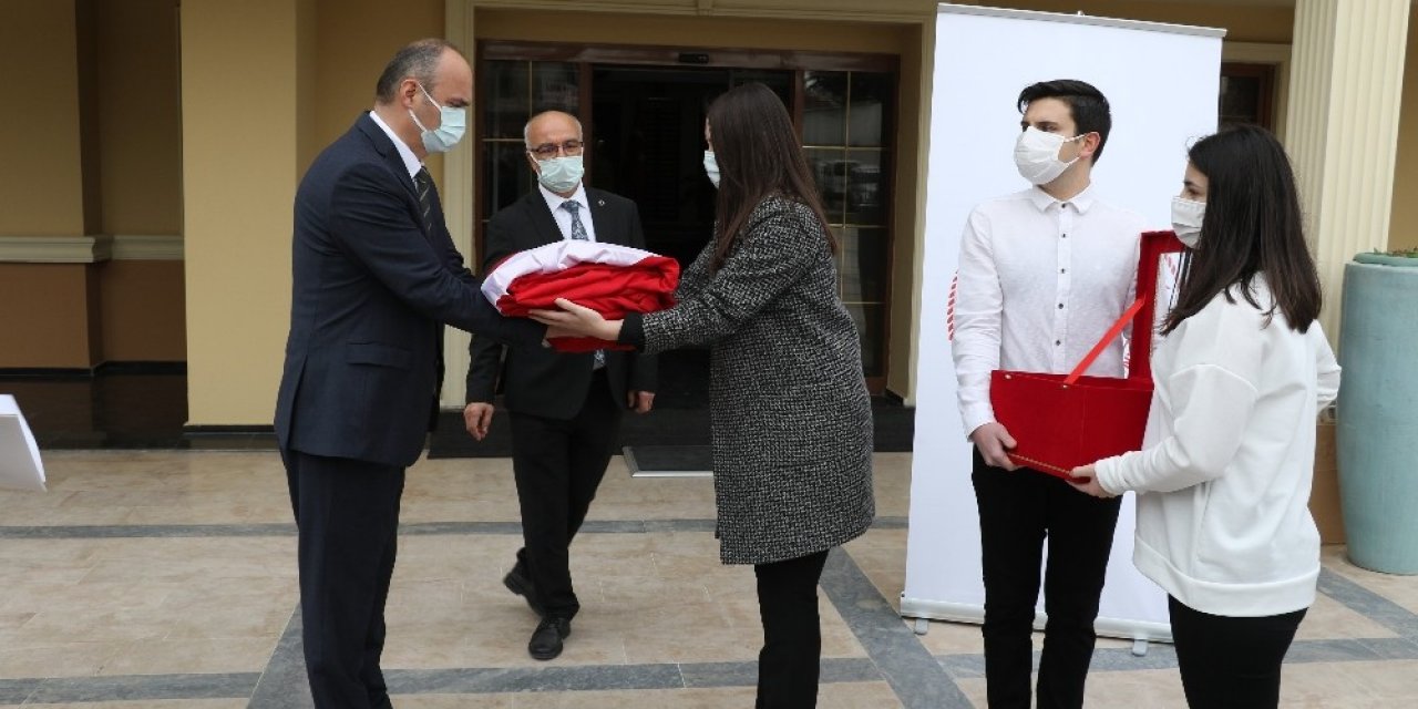 ‘anadolu Gönül Yolu’ Projesinin Ay-yıldızlı Bayrakları Yola Çıktı
