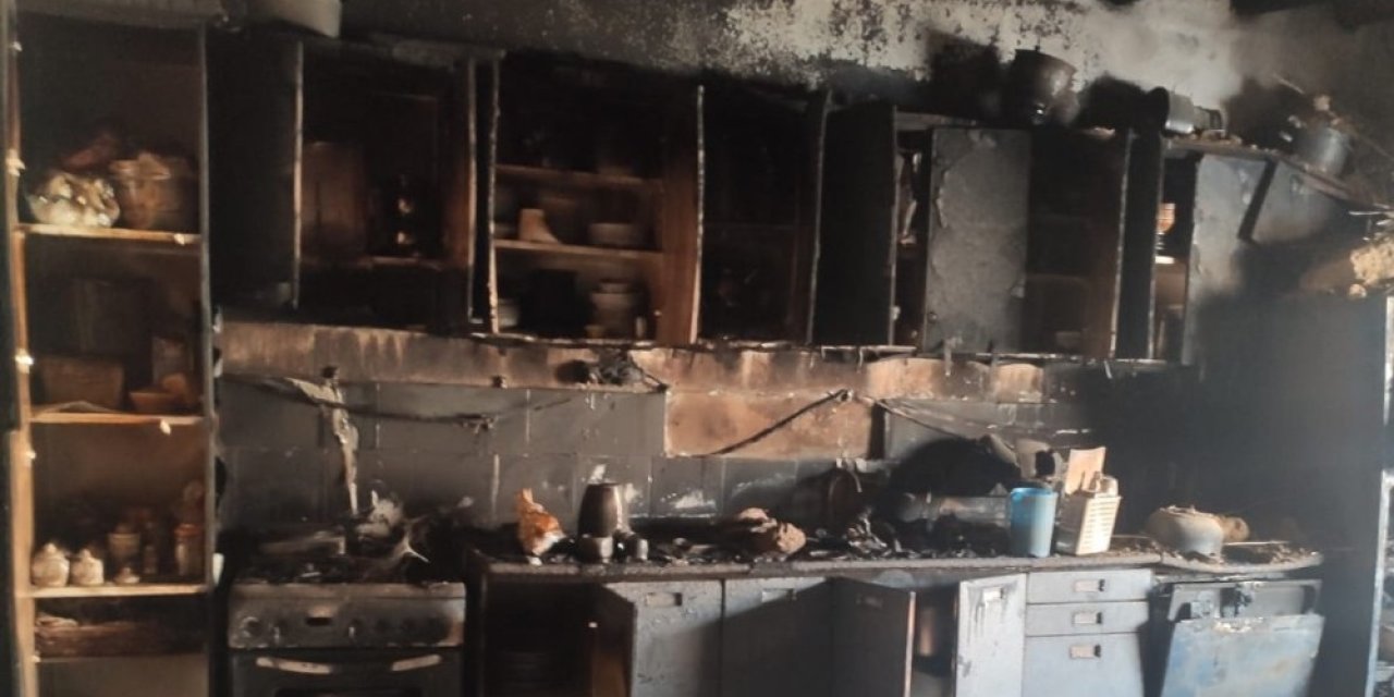 Hakkari’de 7 Nüfuslu Ailenin Evi Yangında Kül Oldu