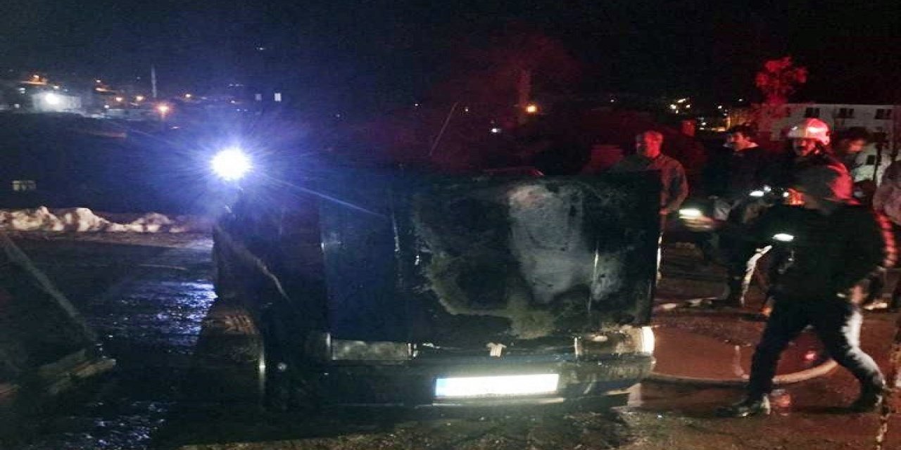 Yüksekova’da Alev Alan Araç Korkuttu