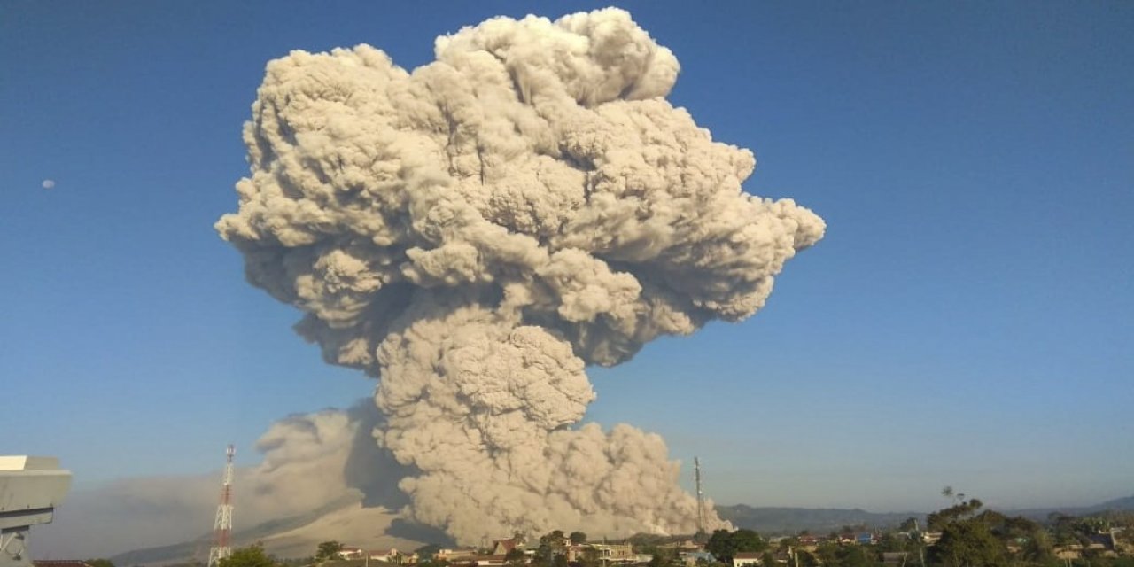 Endonezya’da Sinabung Yanardağı’nda Patlama