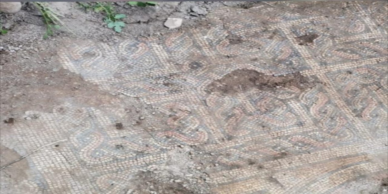 Kaçak Kazı Baskınında Mozaik Çıktı
