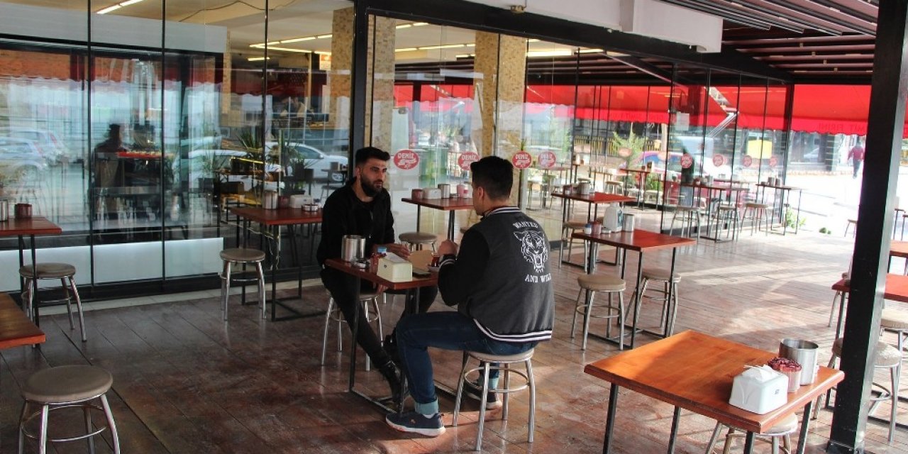 Antalya’da Kafe Ve Restoranlar Yüzde 50 Kapasiteyle Hizmete Başladı