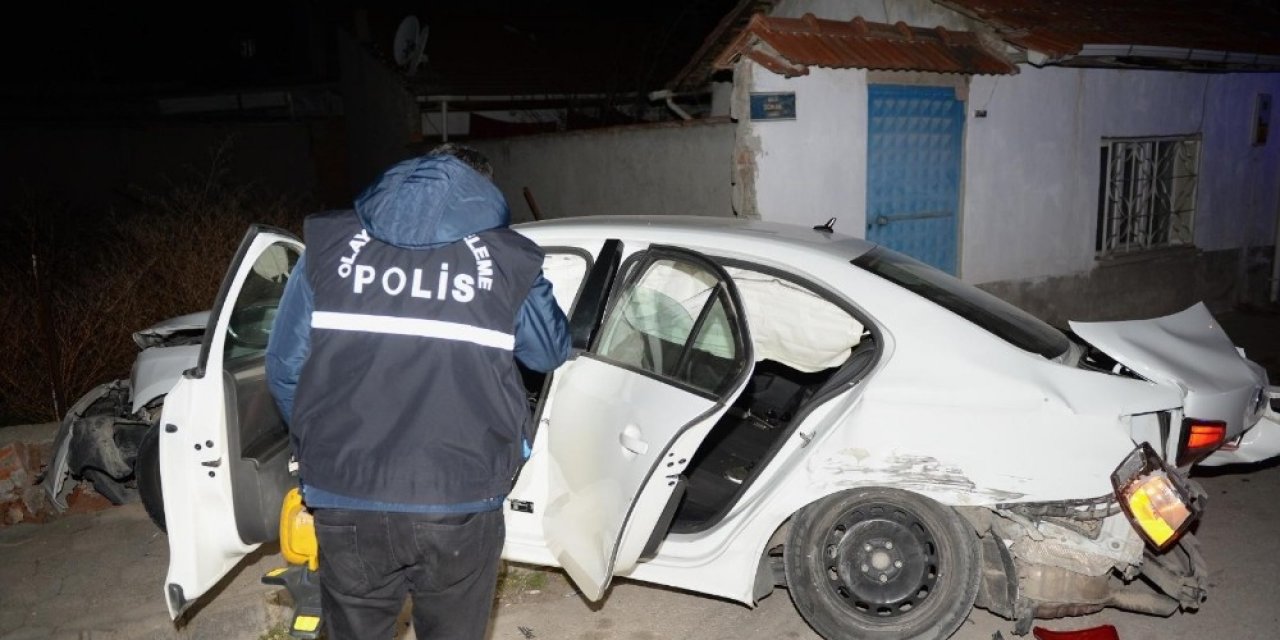 Polisin “dur” İhtarına Uymadılar, Otomobilleri Bir Evin Duvarına Çarpınca Yakalandılar