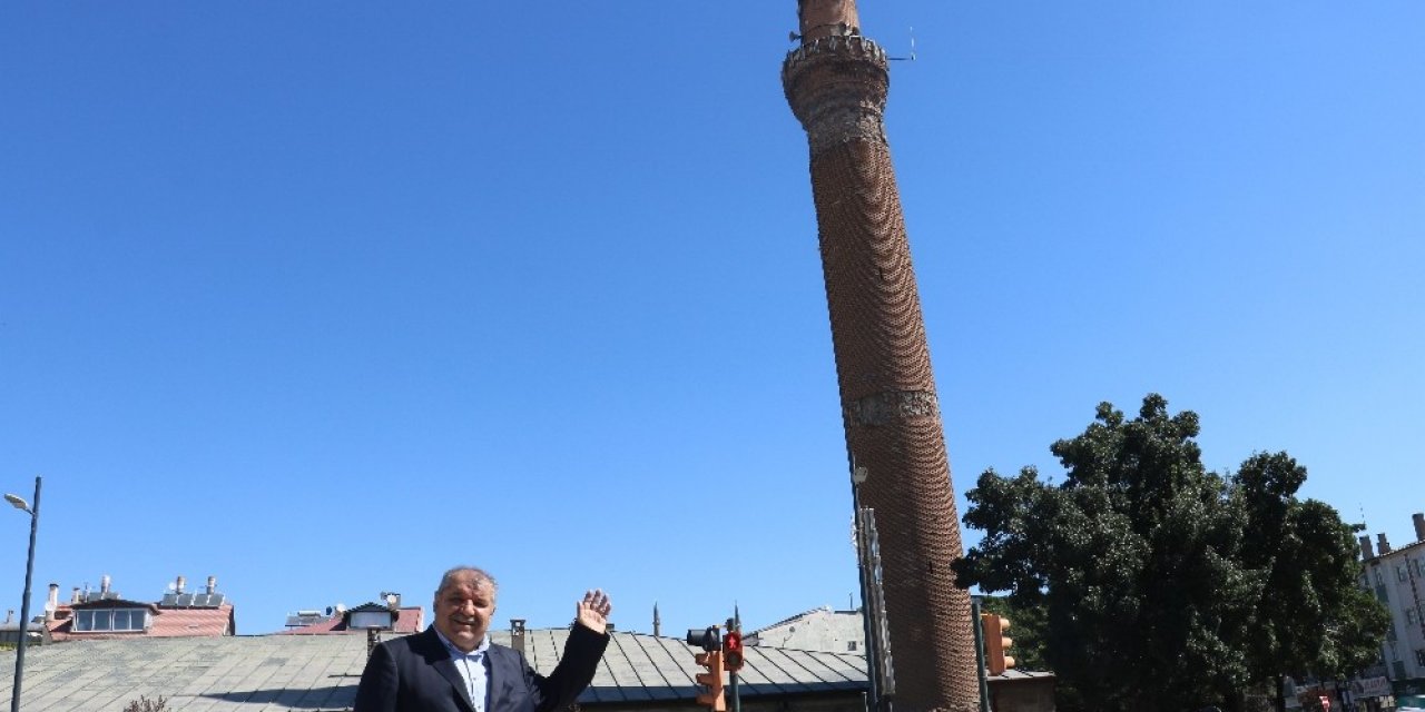 117 Santimetrelik Eğimiyle Pisa Kulesiyle Yarışıyordu 13 Metrelik Temeli Olduğu Ortaya Çıktı