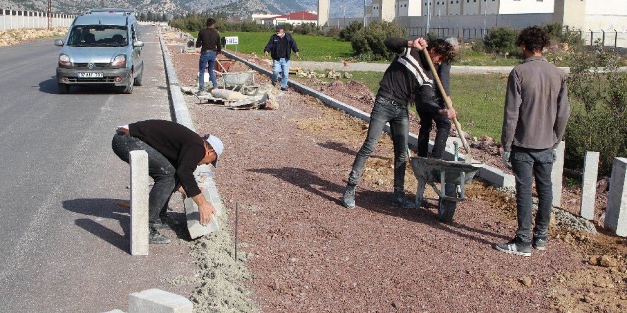Döşemealtı Kırgöz Yoluna Kaldırım Çalışması
