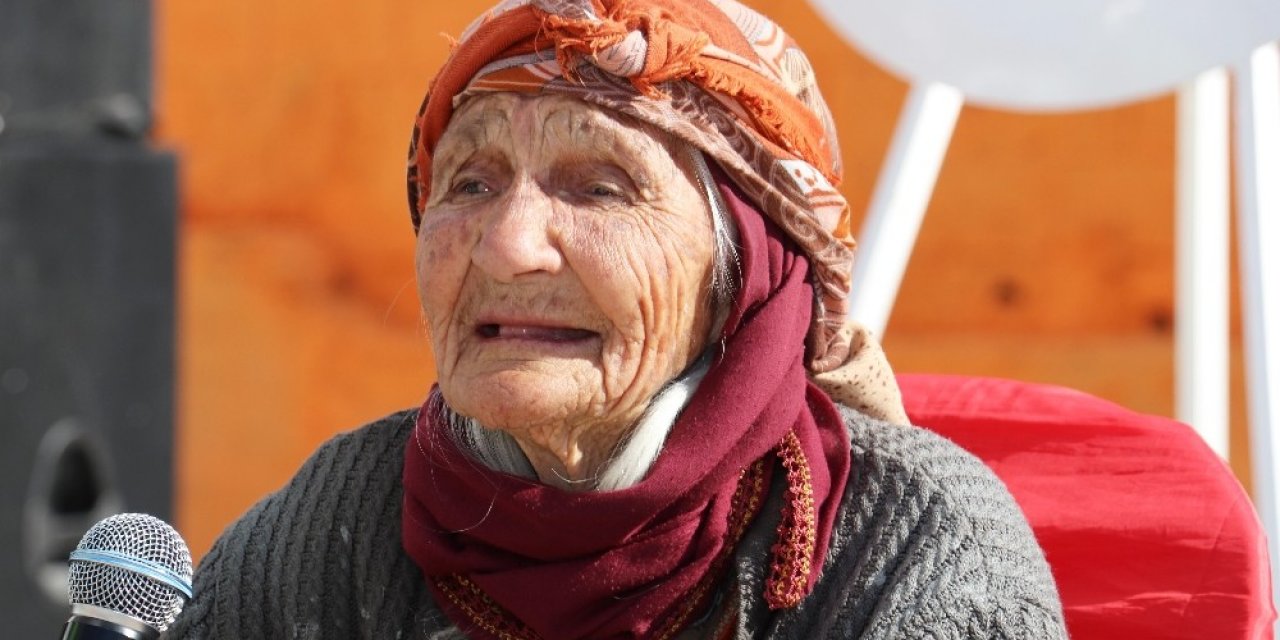 Arslanköylü 96 Yaşındaki Nesibe Nine, Kurtuluş Programında Duygulandırdı