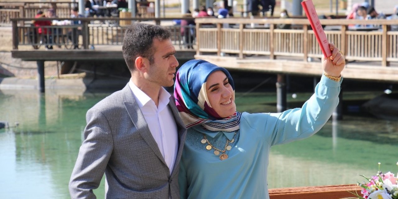 Normalleşme Sürecinin İlk Gününde Çiftlerin Nikah Sevinci