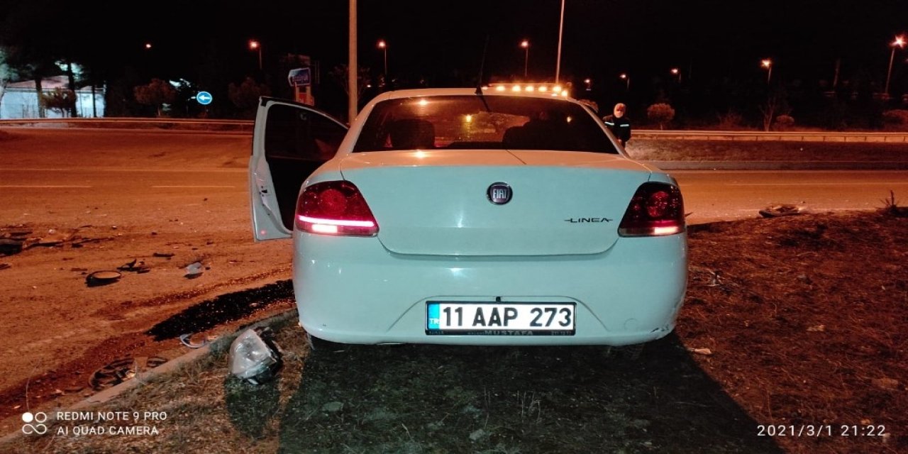 Otomobil Bariyerlere Çarptı, 2 Kişi Yaralandı