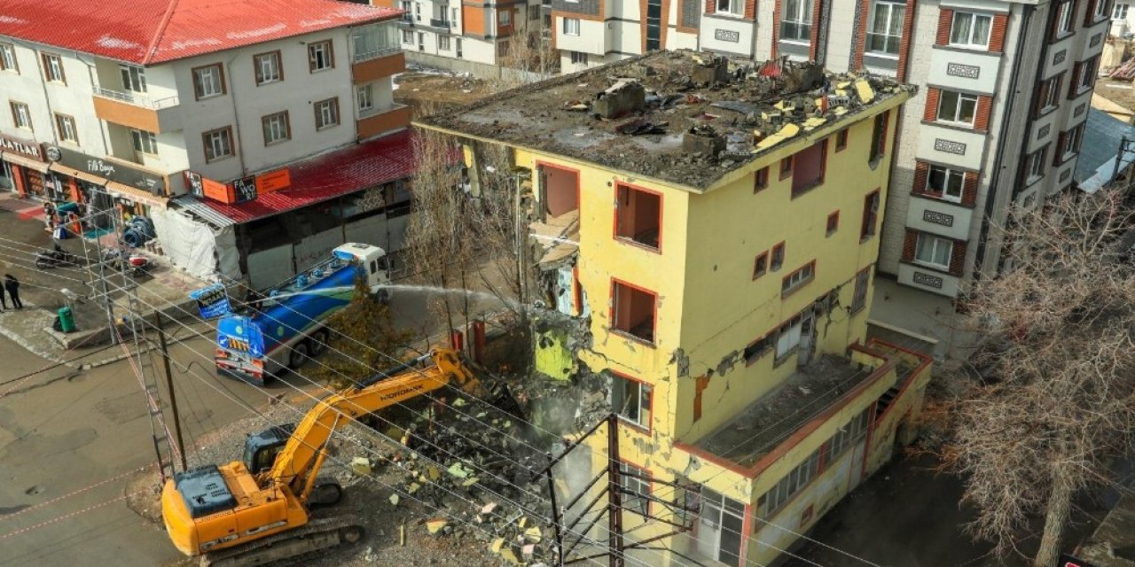 İ̇pekyolu’ndaki Hasarlı Yapılar Yıktırılıyor