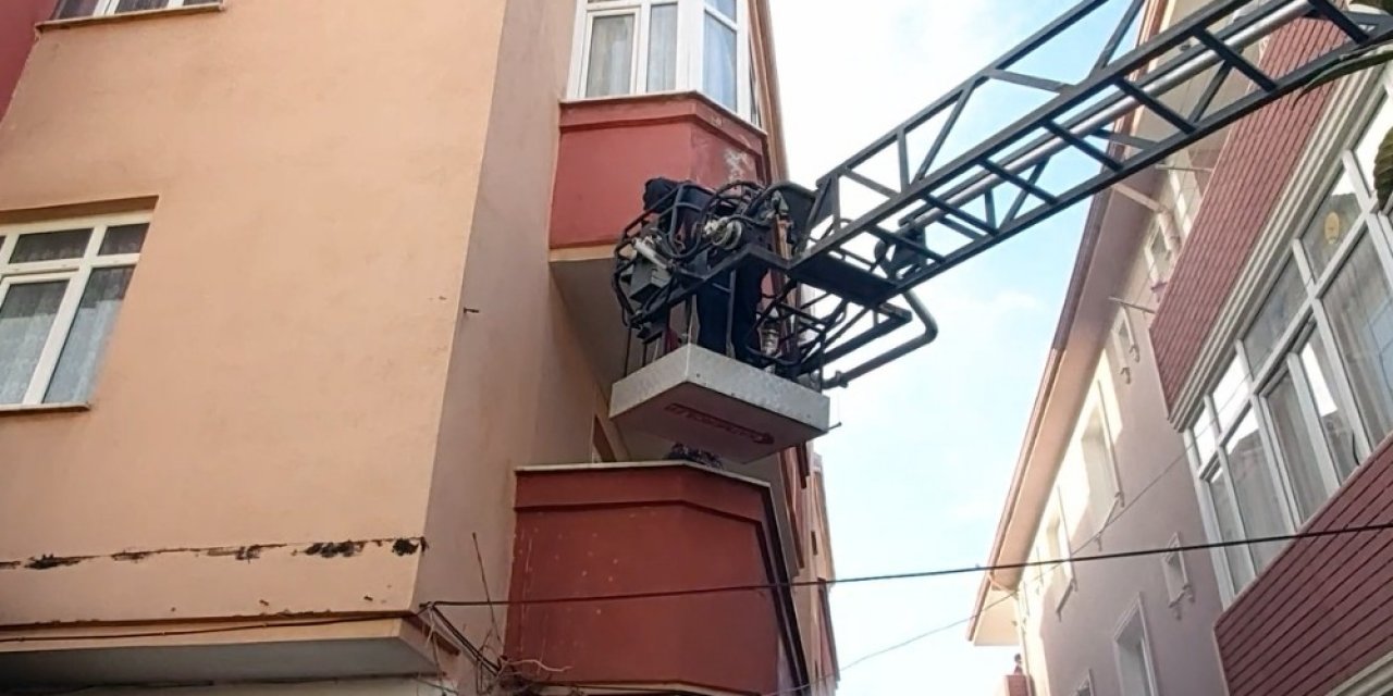 3 Katlı Binada Çıkan Yangında Mahsur Kalan Kadını İtfaiye Kurtardı