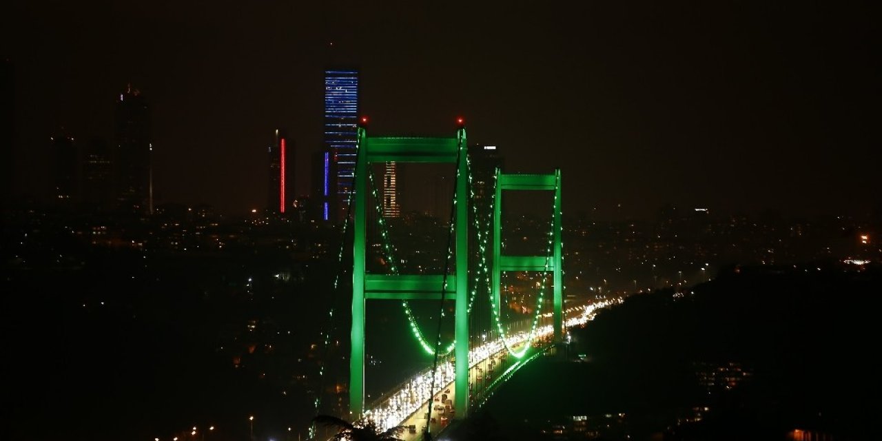 İ̇stanbul’da Köprüler Yeşil Renk İle Aydınlatıldı