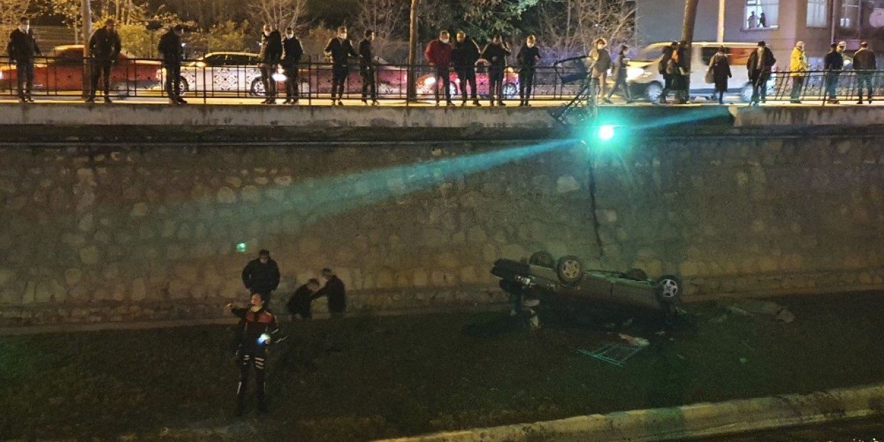 Dereye Uçan Otomobili İzlemek İsteyen Vatandaşlar Sosyal Mesafeyi Unuttu