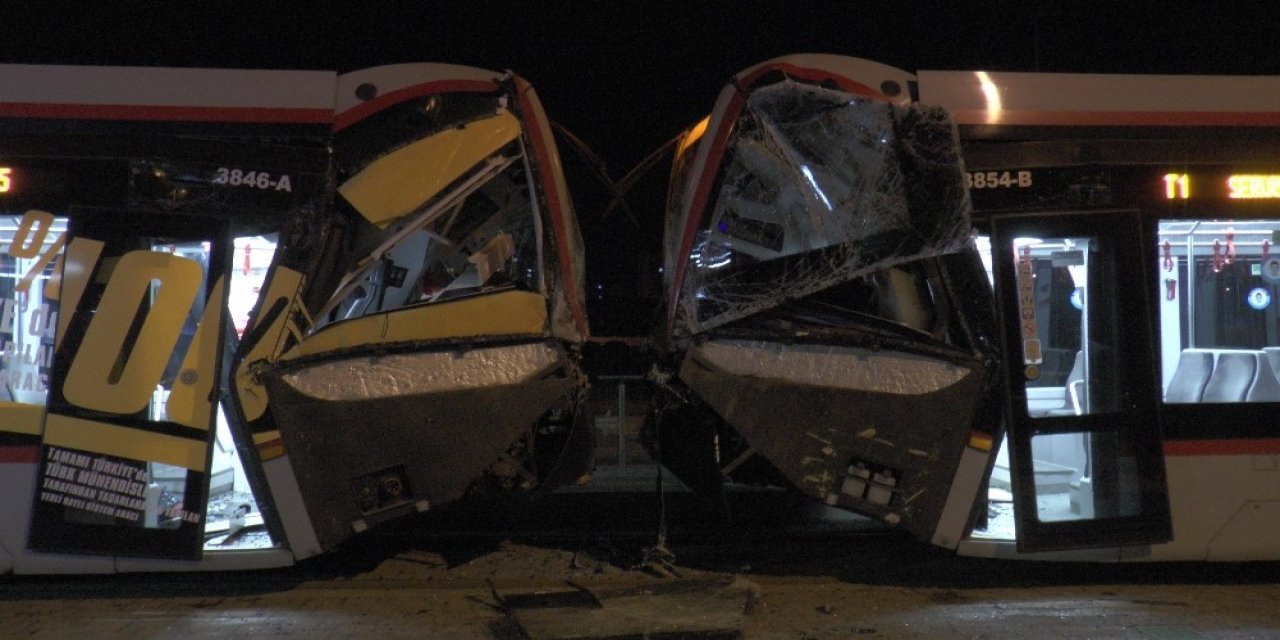 Aynı Rayda Giden İki Tramvay Çarpıştı: 2 Yaralı