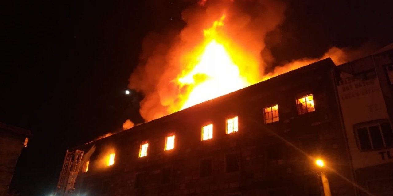 İ̇zmir’de 4 Katlı Tekstil Atölyesinde Korkutan Yangın