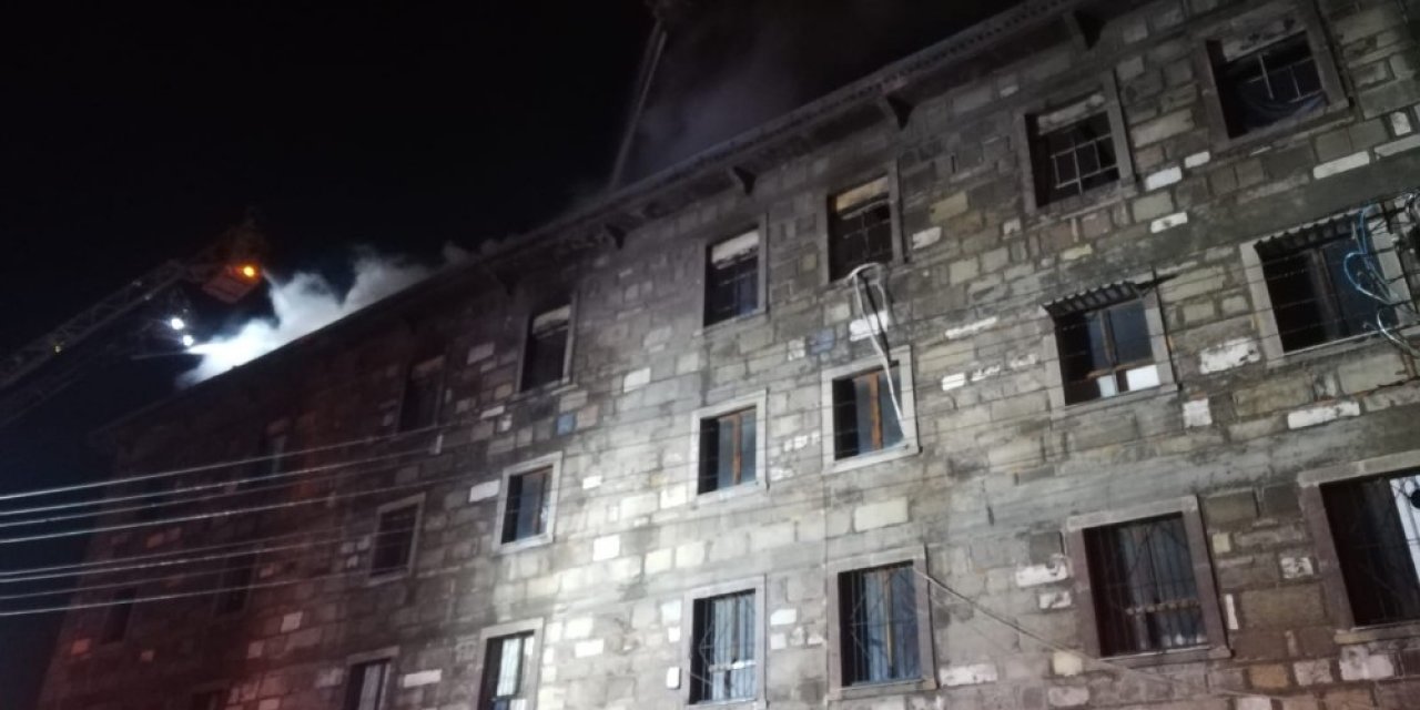 İ̇zmir’de 4 Katlı Tekstil Atölyesinde Çıkan Yangın Söndürüldü