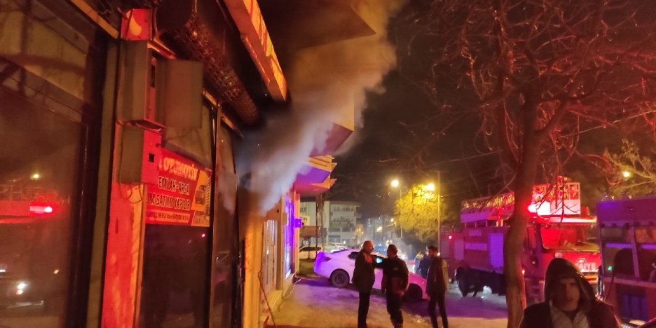 Kahta’daki İş Yeri Yangını Paniğe Sebep Oldu