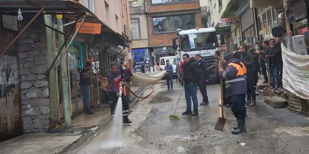 Hakkari Belediyesi Ekipleri Kirliliğe Geçit Vermiyor