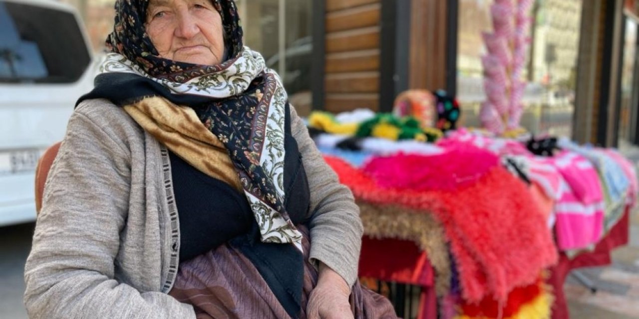 Gençlere Taş Çıkartan 85’lik Nine, 57 Yıldır Ekmeğini Sokaktan Kazanıyor
