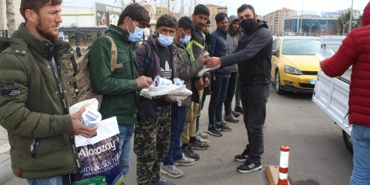 İ̇ş Kadınından Örnek Davranış: Düzensiz Göçmenlere Yemek Dağıttı