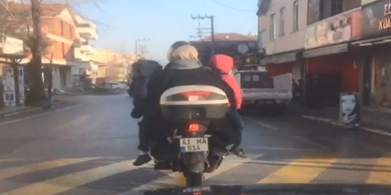 4 Kişilik Ailenin Motosikletle Tehlikeli Yolcuğu Şaşırttı