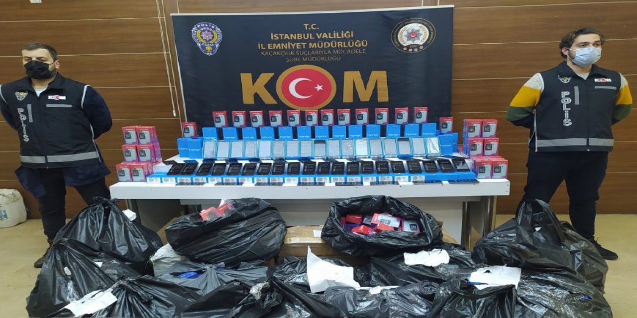 İ̇stanbul’da 4 Bin Kaçak Cep Telefonu Ele Geçirildi
