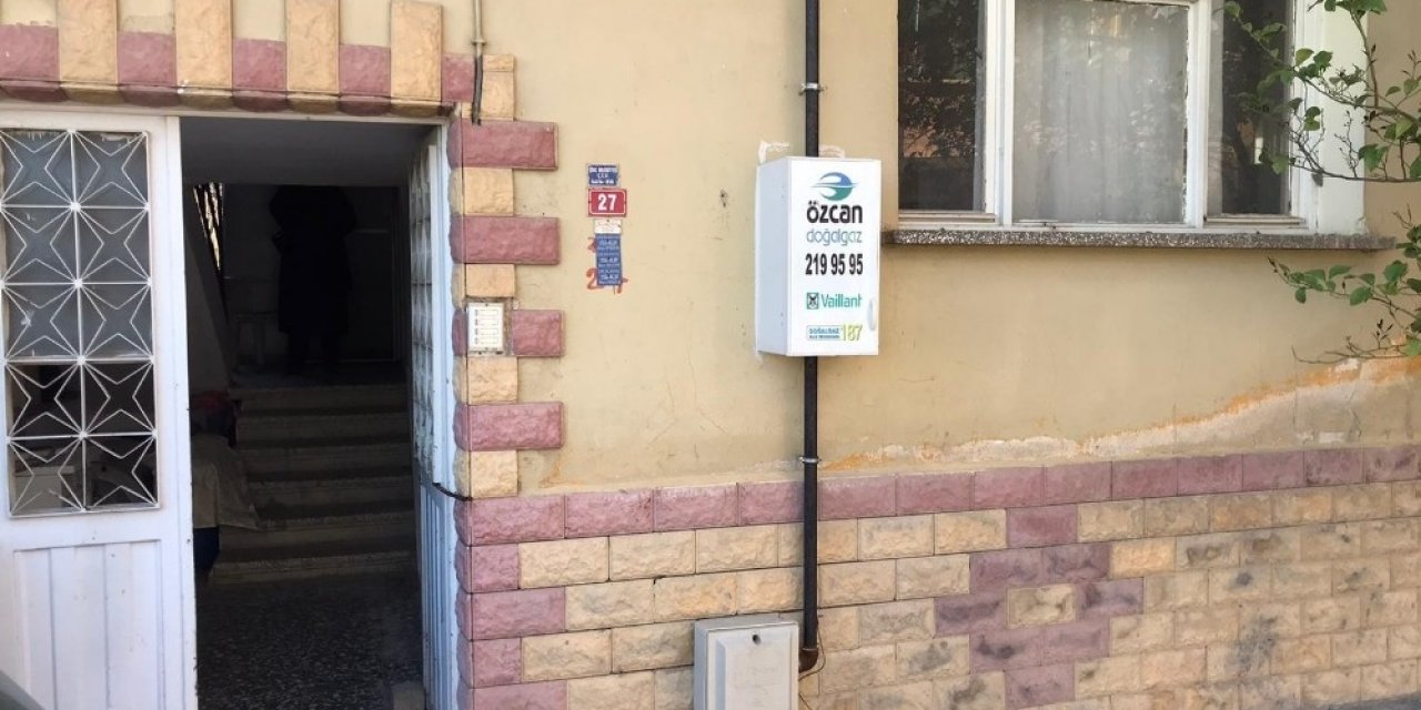 Emekli Öğretmen Evinde Ölü Bulundu