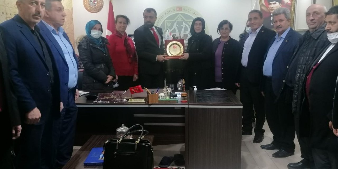 Muhtarlardan Akın’a Plaket