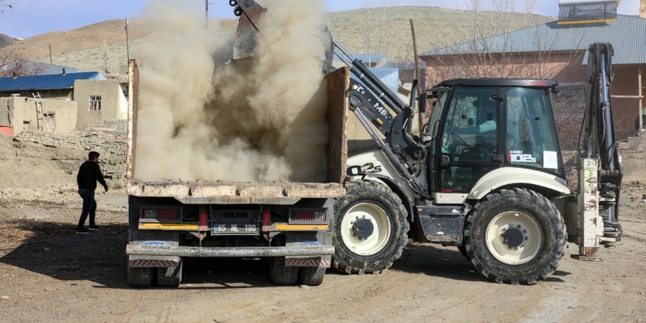 Gürpınar Belediyesi İlçedeki Metruk Yapıları Yıkıyor
