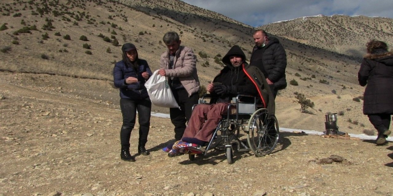 Dünya Hayvanları Koruma Günü’nde Yaban Hayvanları İçin Doğaya Yem Bıraktılar