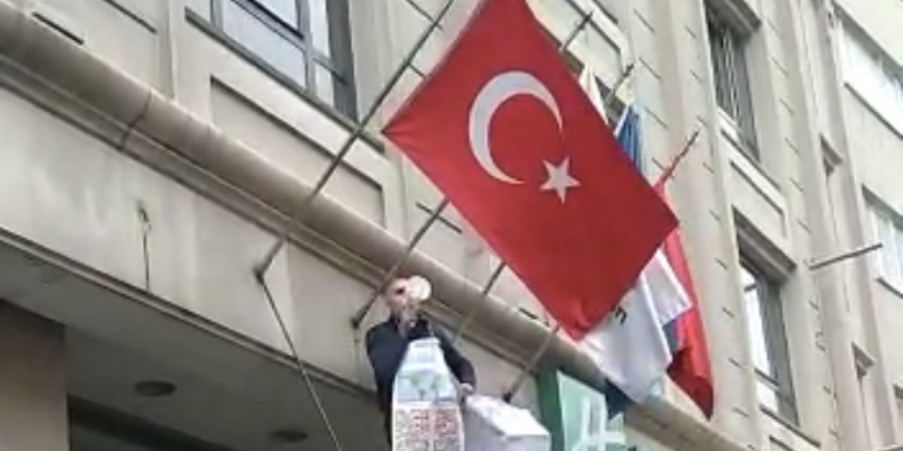 İ̇stanbul’un Göbeğinde İlginç Olay: Otel Girişine Tırmanıp Megafonla Etrafa Seslendi
