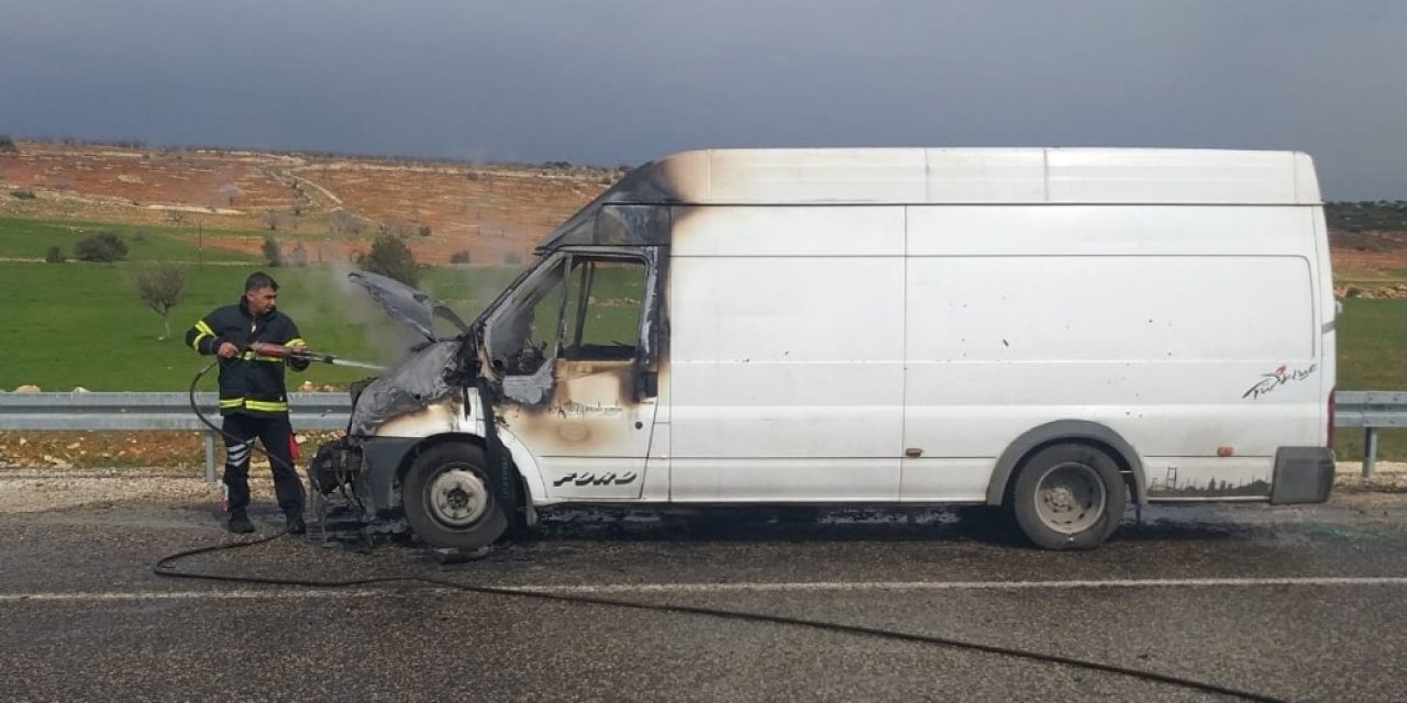 Besni’de Yumurta Yüklü Minibüs Alev Aldı