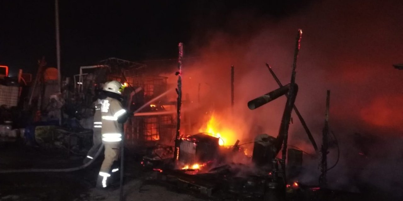 İ̇zmir’de Kamyon Bakım İstasyonunda Yangın Paniği