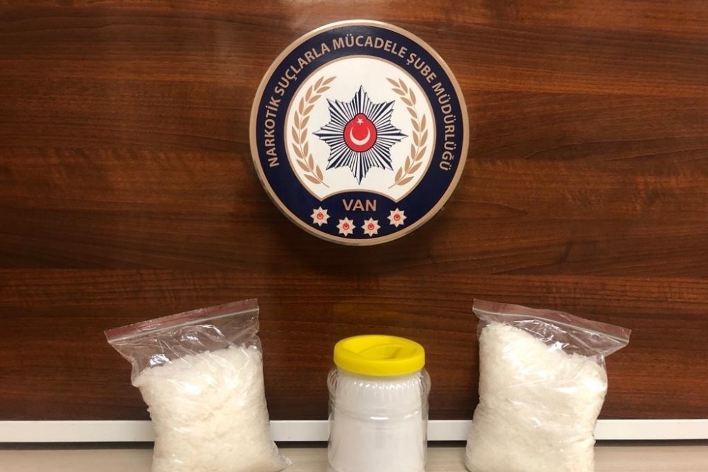 Van’ın İpekyolu ilçesinde polis ekiplerince yapılan çalışmalar sonucunda 3 kilogram metamfetamin maddesi ele geçirildi