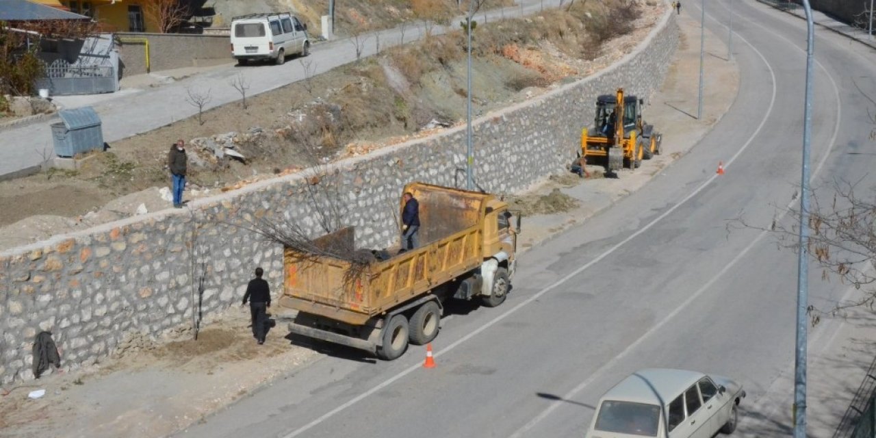Emet’te Yol Kenarları Ağaçlandırılıyor