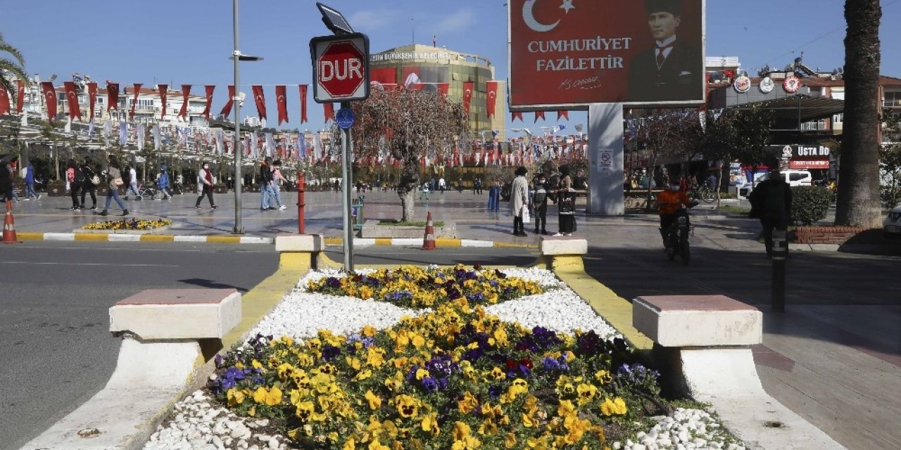 Büyükşehir Belediyesi Aydın’ı Çiçeklerle Süsledi