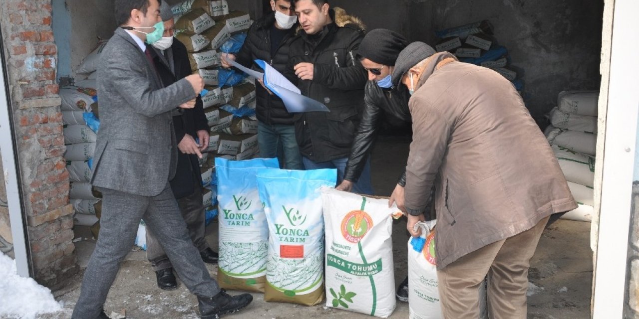 Bulanık’ta Çiftçilere Yonca Tohumu Dağıtımı