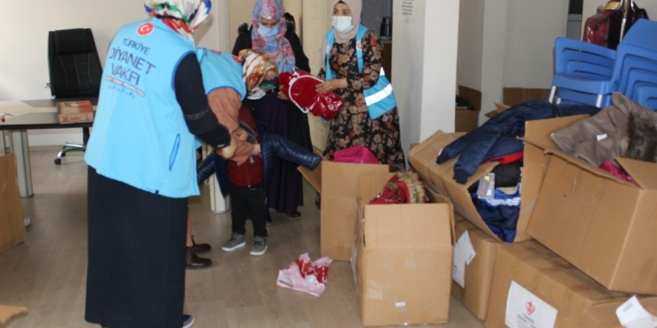 Eskişehir’den Gönderilen Kışlık Malzemeler Siirtli Çocukların İçini Isıttı