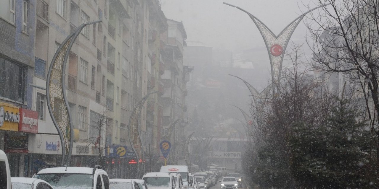 Hakkari’de Karla Karışık Yağmur Ve Sis Etkili Oldu