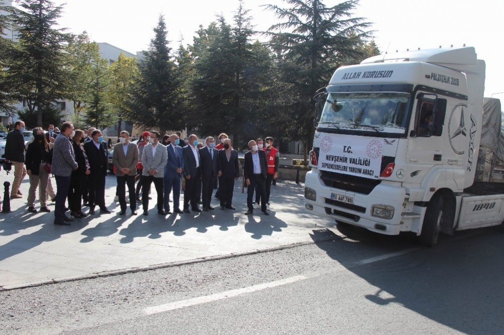 Nevşehir Valiliği öncülüğünde hazırlanan gıda ve hijyen kiti kolileri İzmir'e gönderildi