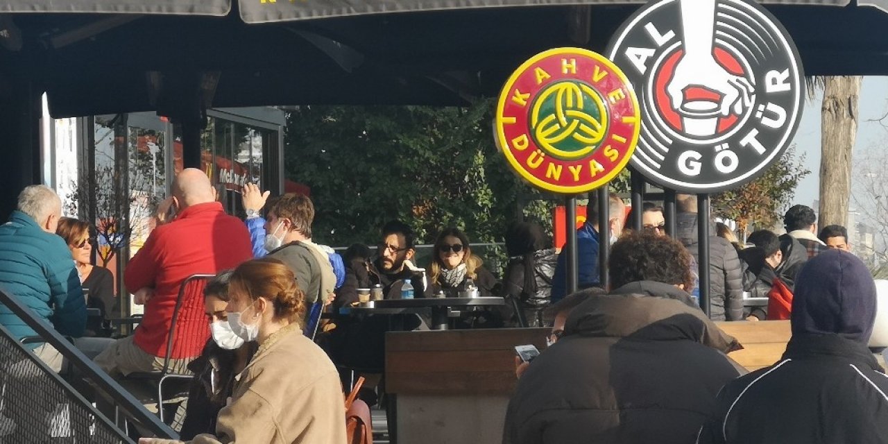 Caddebostan’da Kalabalık Havadan Görüntülenirken Bir Kişinin Gaz Maskesi İle Dolaşması Dikkat Çekti