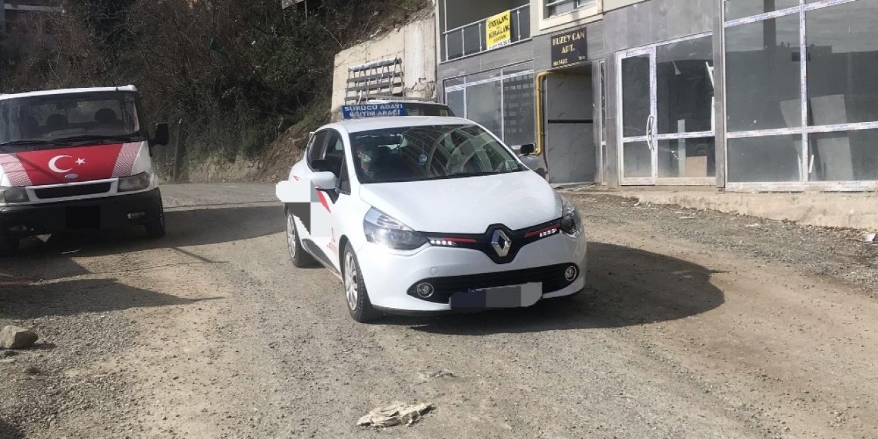 Sürücü Adayları Da Usta Öğreticiler De Mahalleli De Durumdan Şikayetçi