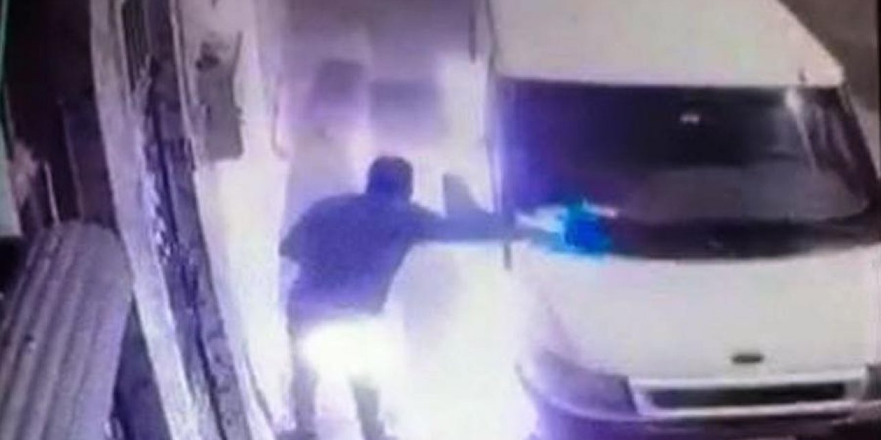 Şanlıurfa’da Minibüsün Kundaklanma Anı Kamerada