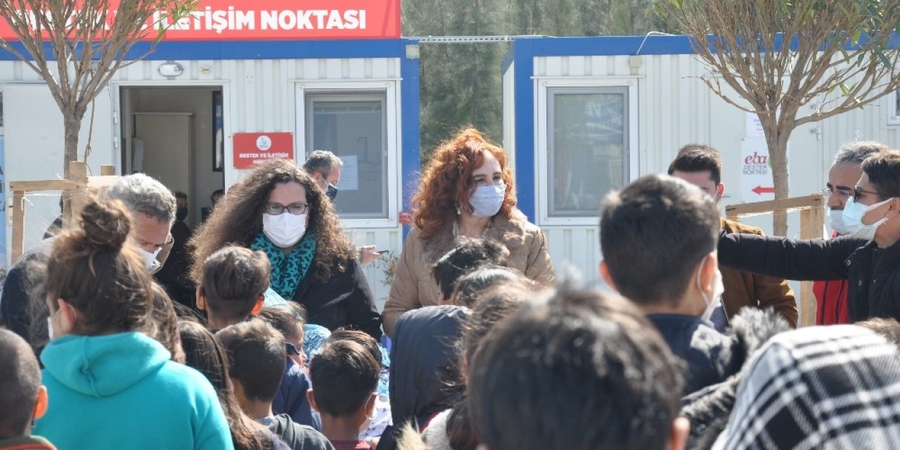 Üniversite Öğrencilerinden Depremzede Çocuklara Oyuncak