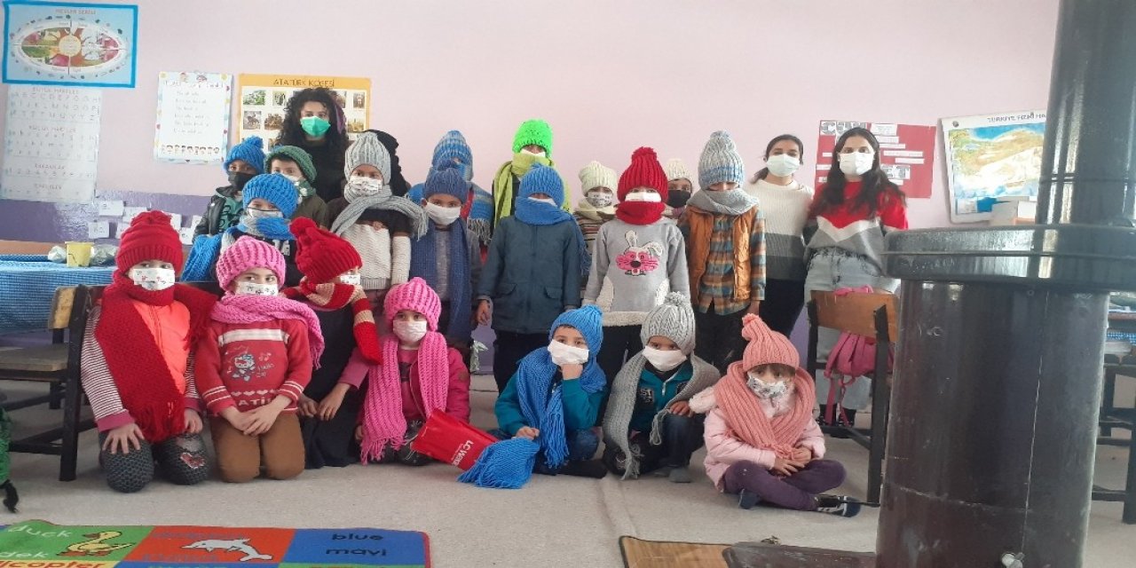 Öğretmenler Elleriyle Ördü, Türkiye’nin En Soğuk İlçesine Gönderdi
